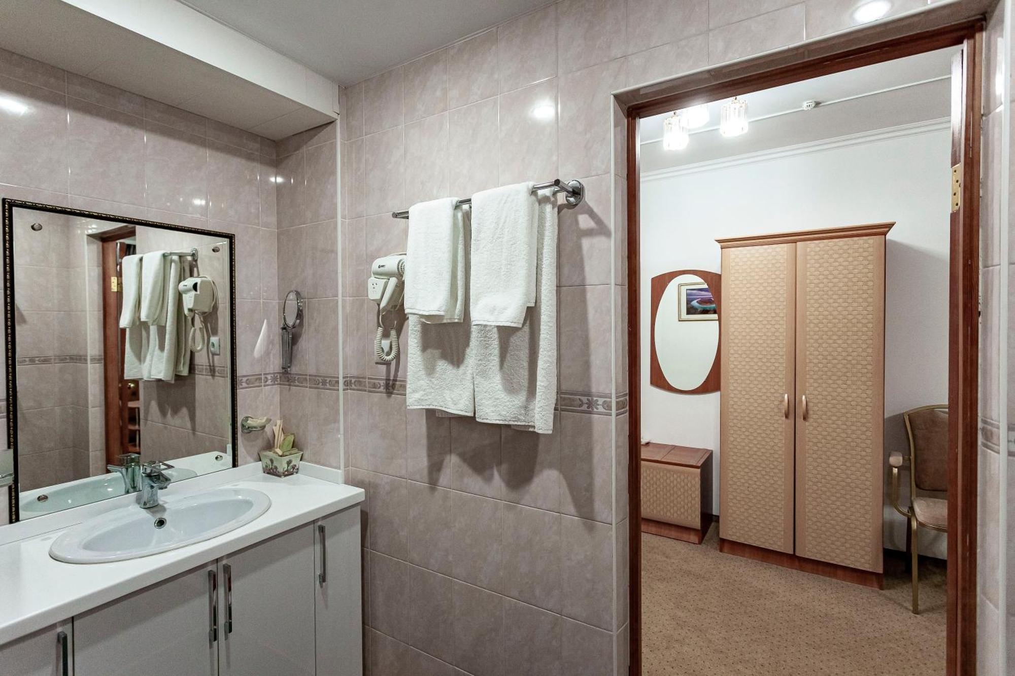 Kurmet Hotel ウラルスク エクステリア 写真